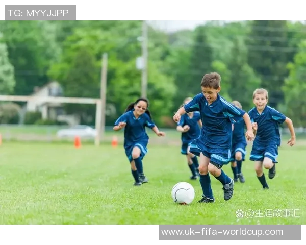 学生们在绿茵场上踢足球的精彩瞬间图片合集 学生们在绿茵场上踢足球的精彩瞬间图片合集